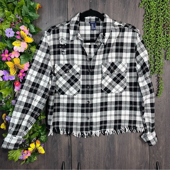 §🌼3/$30🌼Forever 21 Plaid Button Down Distressed Flannel Size Medium - Picture 1 of 16